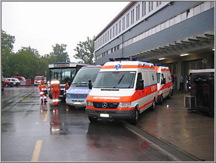 Der benötigte Fuhrpark für die Evakuation der Klinik Adelheid wird vorbereitet. Fahrzeugaufstellung auf dem Vorplatz des Feuerwehrgebäudes FFZ.