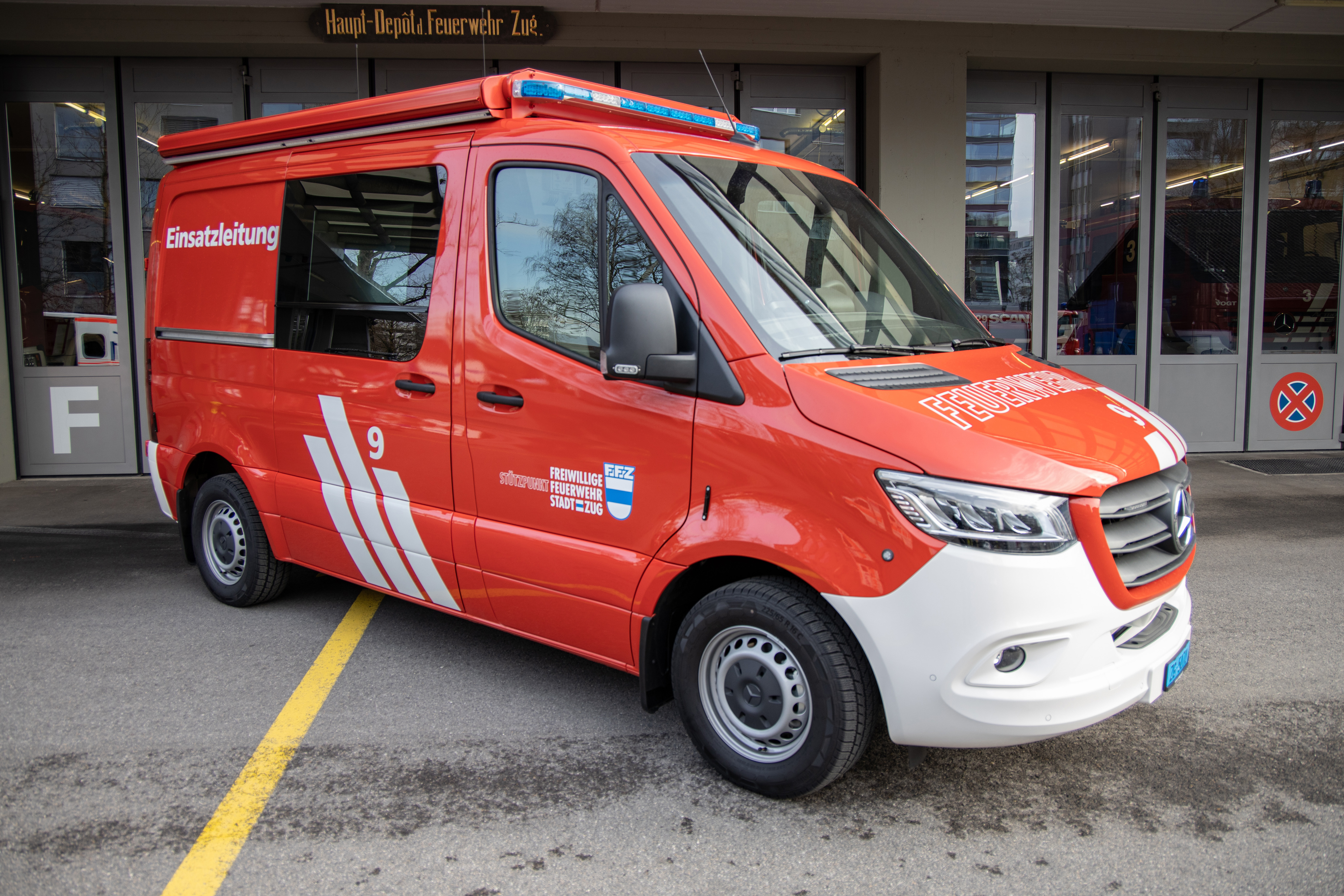 Mercedes Sprinter, 2021, 4 Zylinder, 161 PS, Vorderradantrieb, Gewicht: 3.5 t, Länge: 5.3 m, Breite: 2 m, 2 Plätze	
Aufbau: Führungsraum 2 Arbeitsplätze, Bildschirme in Schiebetüre und Innenraum, Funk Analog und Polycom, Arbeitsmittel für elektronische Einsatz- und Lageführung, Faltsignal, Stablampen, Megaphon, Absperrmaterial, Messgeräte, Kaffeemaschine