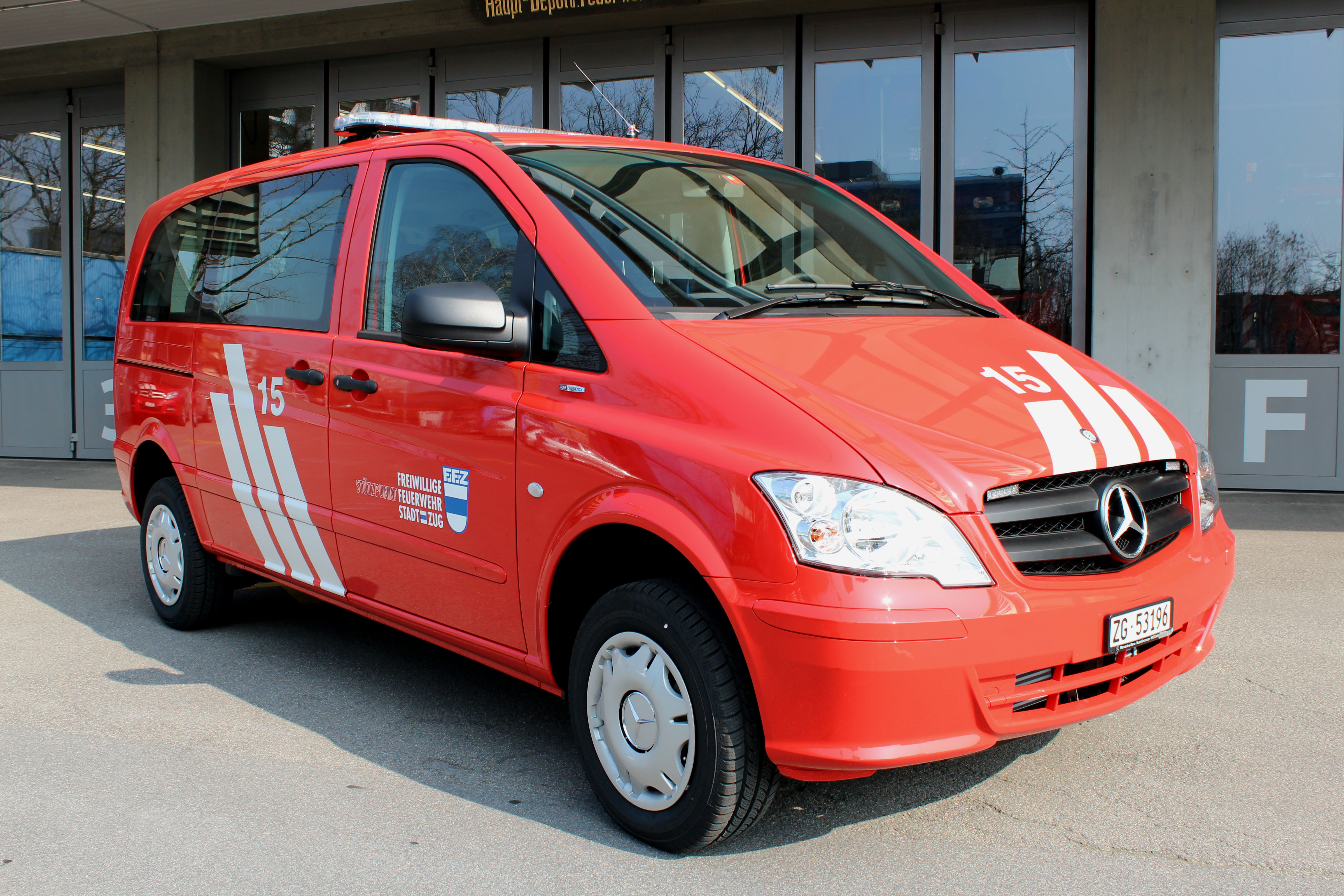 Mercedes Vito, 2014, 2.1 Liter Benzin, 163 PS, Hinterradantrieb, Gewicht: 3.05 t, 8 Plätze
Aufbau: Faltsignal, Blitzleuchte, Handlampe, Handfunkgerät, Absperrband