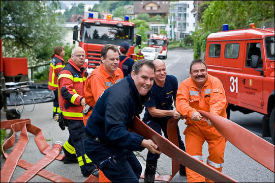 Mit gemeinsamen Kräften und Unterstützung vom Feuerwehrkommando Walchwil und Zug gelingt es noch "BESSER".