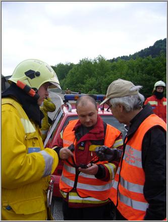 Absprache mit Einsatzleiter und ABC Offizier.