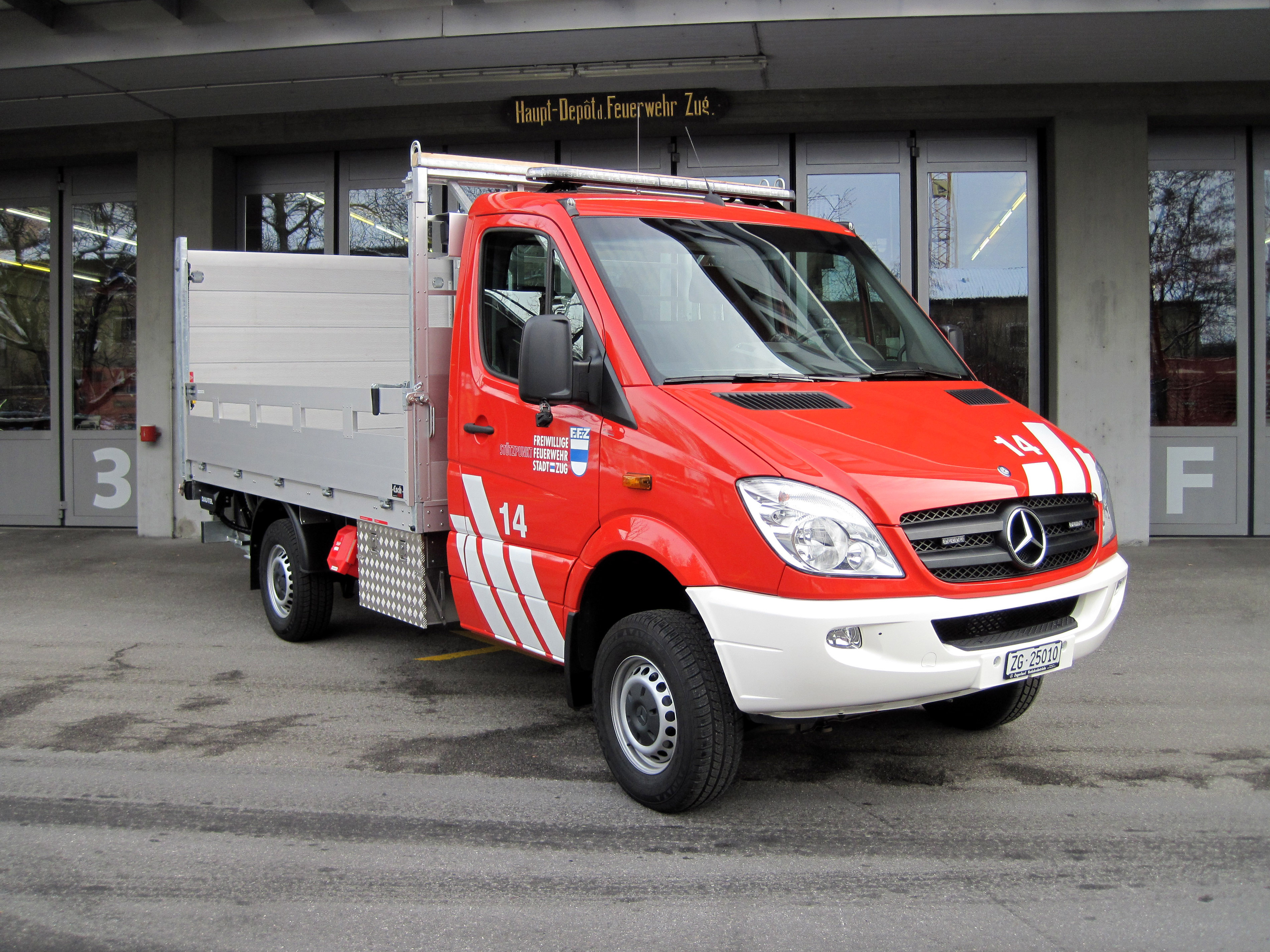 Mercedes Benz Sprinter 316CDI, 2012, 4 Zylinder Diesel, 160 PS, Allrad, Gewicht: 3.5 t, Länge: 6.5 m, Höhe: 2.65 m, Breite: 2.15 m, 3 Plätze	
Aufbau: Ladebrücke 790 kg Nutzlast, Hebebühne 750 kg Nutzlast, Zurrgurten, Faltsignale, Blitzleuchten, Handlampen, Handfunkgerät, Stablampen, Sicherungsnetz