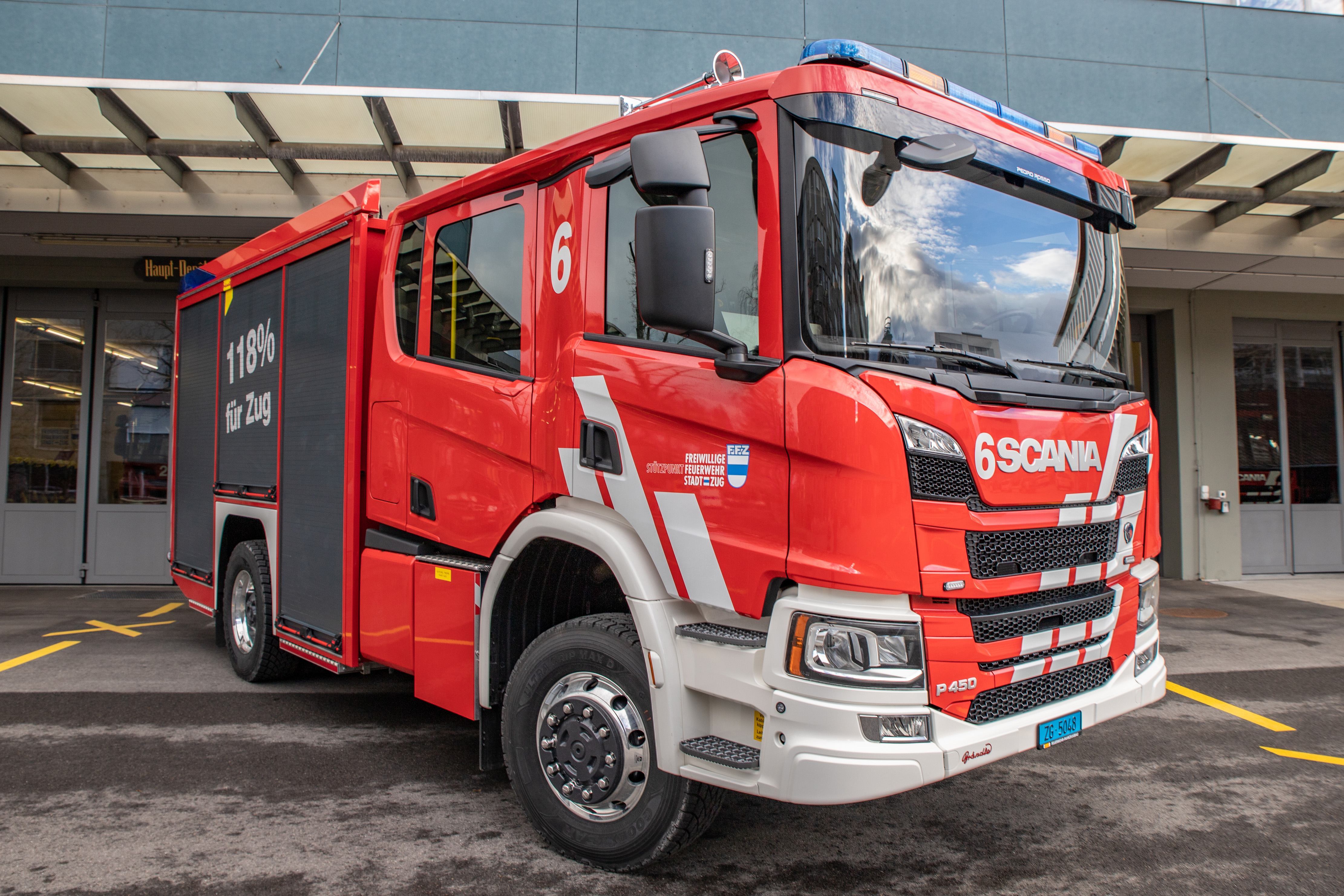 Scania P450B 4x4 HZ, 2018, 6 Zylinder Diesel, 450 PS, 4x4 Permanent, Gewicht: 16 t, Länge: 8.7 m, Höhe: 3.4 m, Breite: 2.55 m, 7 Plätze
Aufbau: 3000 Liter Wasser, Pumpe Johstadt 3000 l/min, Schnellangriff Wasser 60 m, Netzmittel Strahlrohr, Pionierwerkzeug, Wasserwerfer 2000 l/min, Akku Lüfter, Schiebeleiter, Atemschutzgeräte, Wärmebildkamera, Türöffnungsgerät, Messgeräte,  Beleuchtungsmaterial, Steckleiter, Signalisationsmaterial, LED Beleuchtungsmast 					
