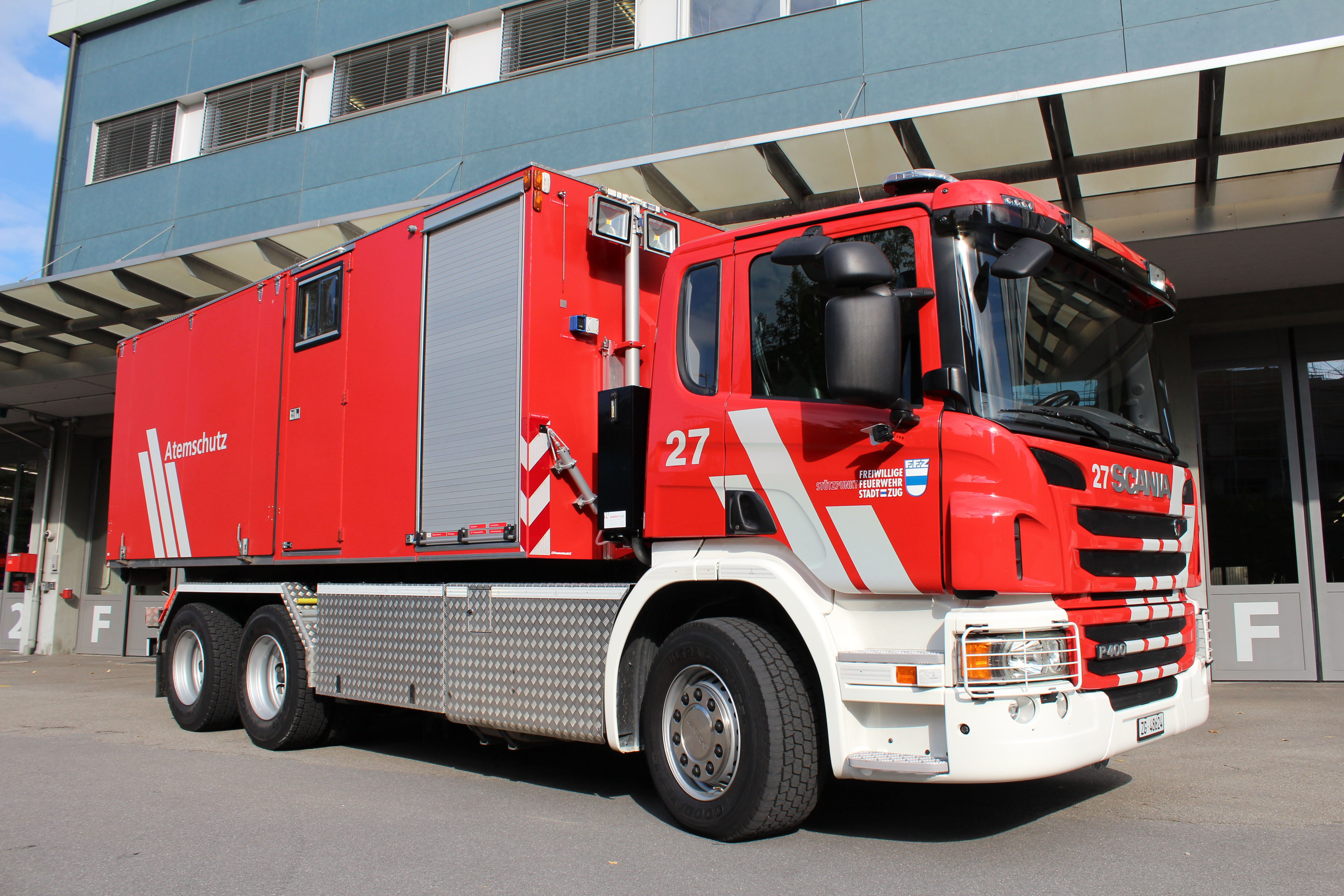Scania P400LB 6x4, 2013, 6 Zylinder Diesel, 420 PS, Heckantrieb 6x4, Gewicht: 26 t, Länge: 8 m, Höhe: 3.2 m, Breite: 2.55 m, 3 Plätze
Aufbau: Hakengerät, Zurrgurten, Faltsignale, Blitzleuchten, Handlampen, Handfunkgerät, Stablampen, Absperrband, Ölbinder, Werkzeugkiste