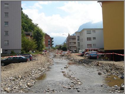 Der Bach suchte sich seinen Weg durch ein Wohnquartier.