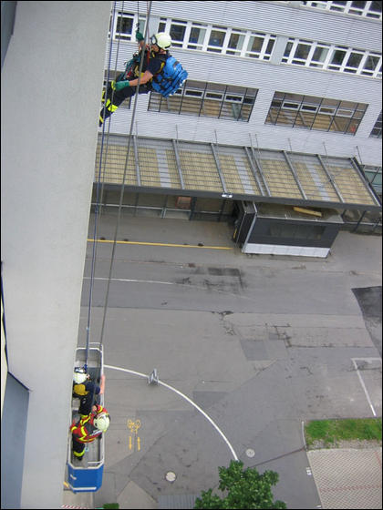 Höhenretter auf dem Weg zum Patienten