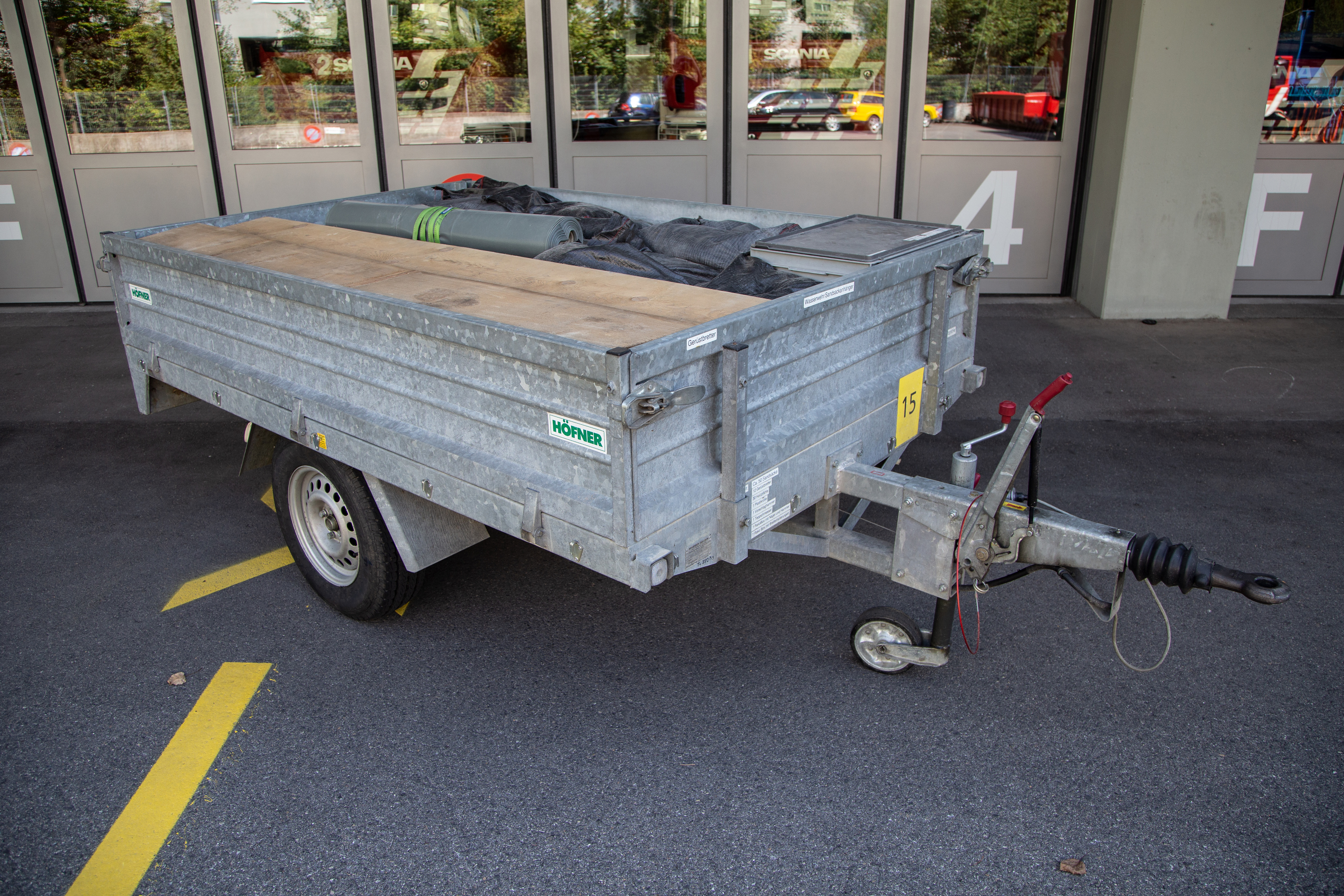 Aufbau: Sandsäcke, Gerüstbretter, Metallbügel, Holzpfähle, Bauplastik, Werkzeug