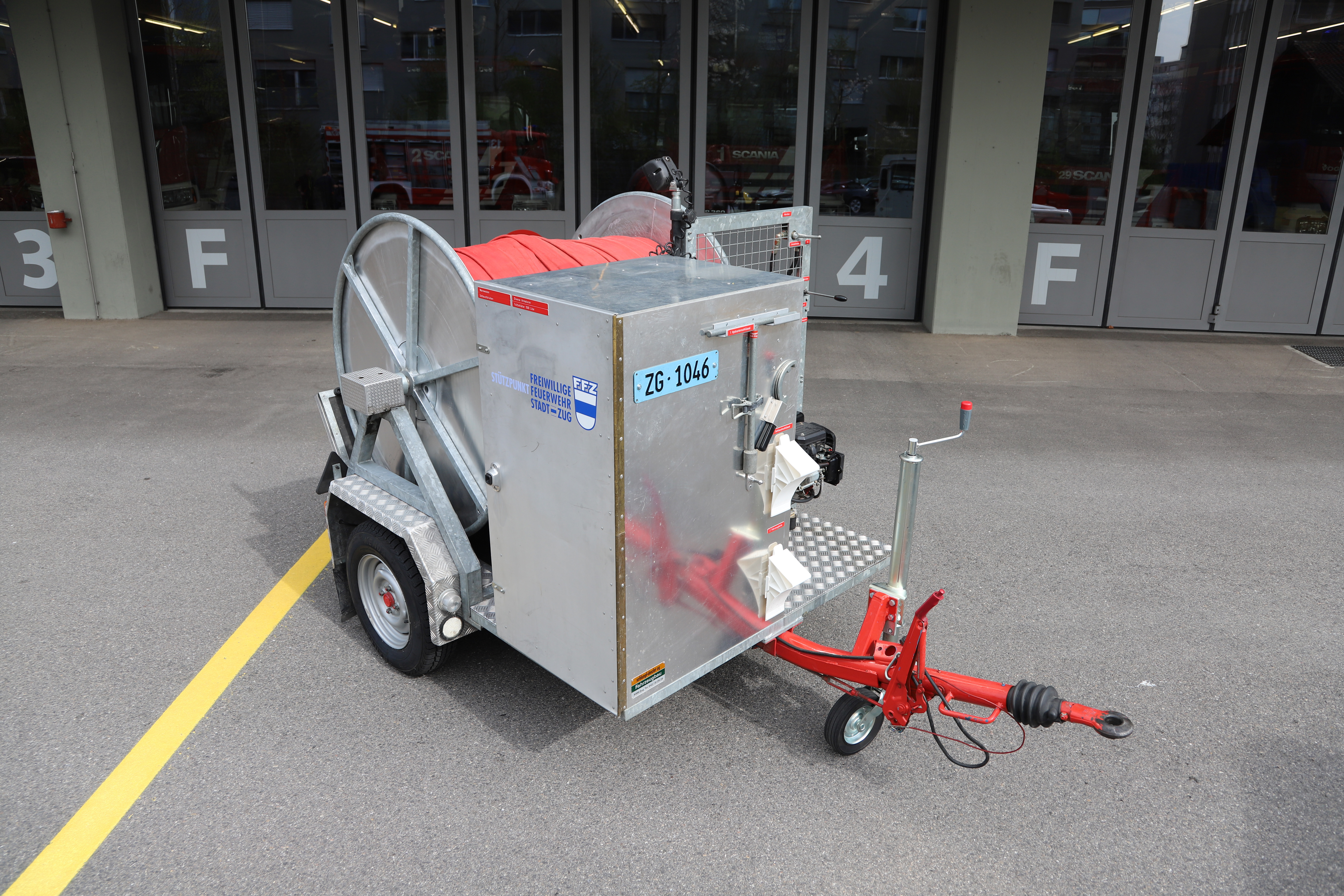 Schlumpf Denzler, Gewicht: 800 kg, Länge: 3 m, Höhe: 1.9 m, Breite: 1.6 m
Aufbau: Transportleitung 75 600 m, Ausgleichsbecken 1500 l, Schieber 75, Übergangsstück 55/75, Schlauchschlüssel 55/75, Schlauchbrücken Alu, Hydrantenschlüssel, Warnwesten