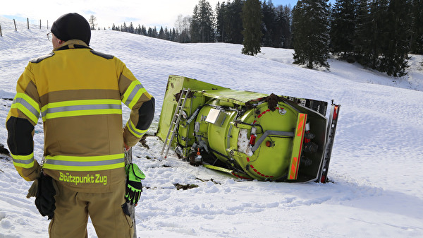 Freiwillige Feuerwehr Stadt Zug - Nr. 11 > Umgekippter LKW