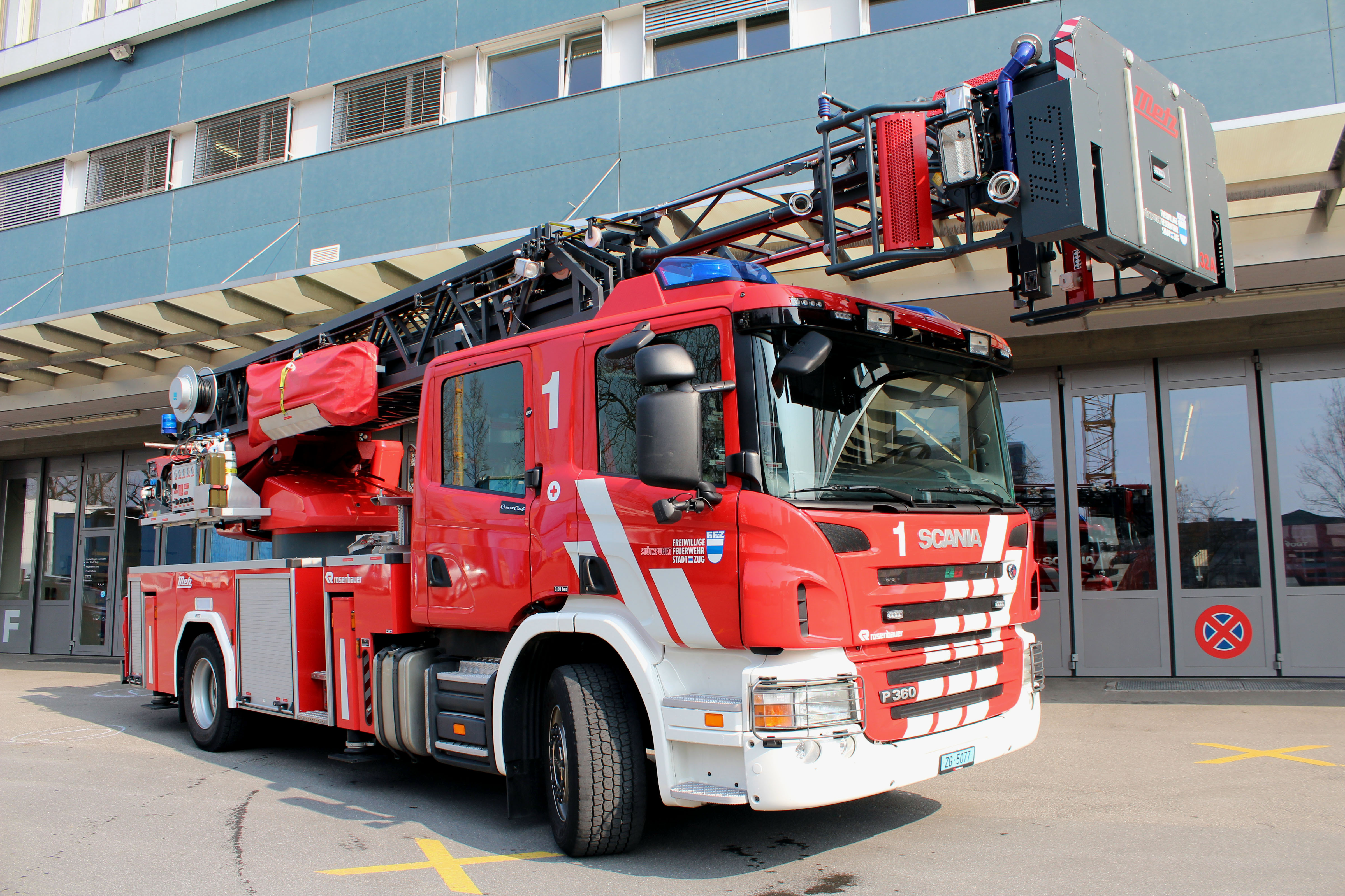 Scania P360LB 4x2 Doppelkabine CP28, 2011, 6 Zylinder Diesel, 460 PS, 4x2 perm., Gewicht: 18 t, Länge: 10.3 m, Höhe: 3.6 m, Breite: 2.5 m, 6 Plätze
Aufbau: METZ Leiter L32A, Korblast 450 kg, Rettungshöhe 32 m
Heck: Sprungpolster SP25 4.6x4.6x2.4 m, Füllzeit 60 Sek, Aufrichtzeit 20 Sek, Rettungshöhe 25m