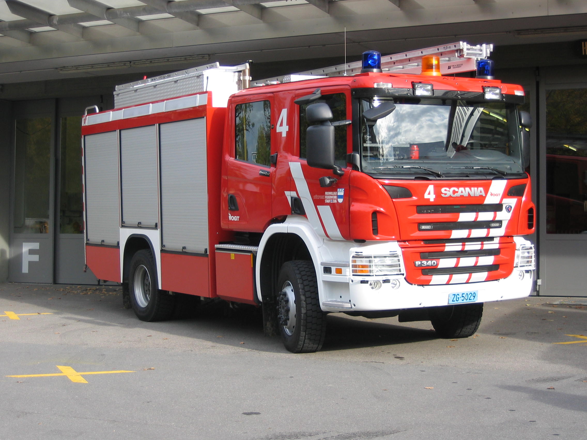 Scania P340CB, 2006, 6 Zylinder Diesel Abgasturbolader, 340 PS, Allrad, Gewicht: 18 t, Länge: 8.3 m, Höhe: 3.45 m, Breite: 2.55 m, 6 Plätze		
Aufbau: 2800 Liter Wasser, 400 Liter Schaum, Löschpumpe Typ 4 mit Hochdruck, Schaumpumpe Bronze, Schnellangriffe Hochdruck 100 m, Schnellangriffe Wasser/Schaum 100 m, Hochleistungslüfter, Akku Lüfter, Schiebeleiter, Steckleiter, Atemschutzgeräte, Türöffnungsgerät
