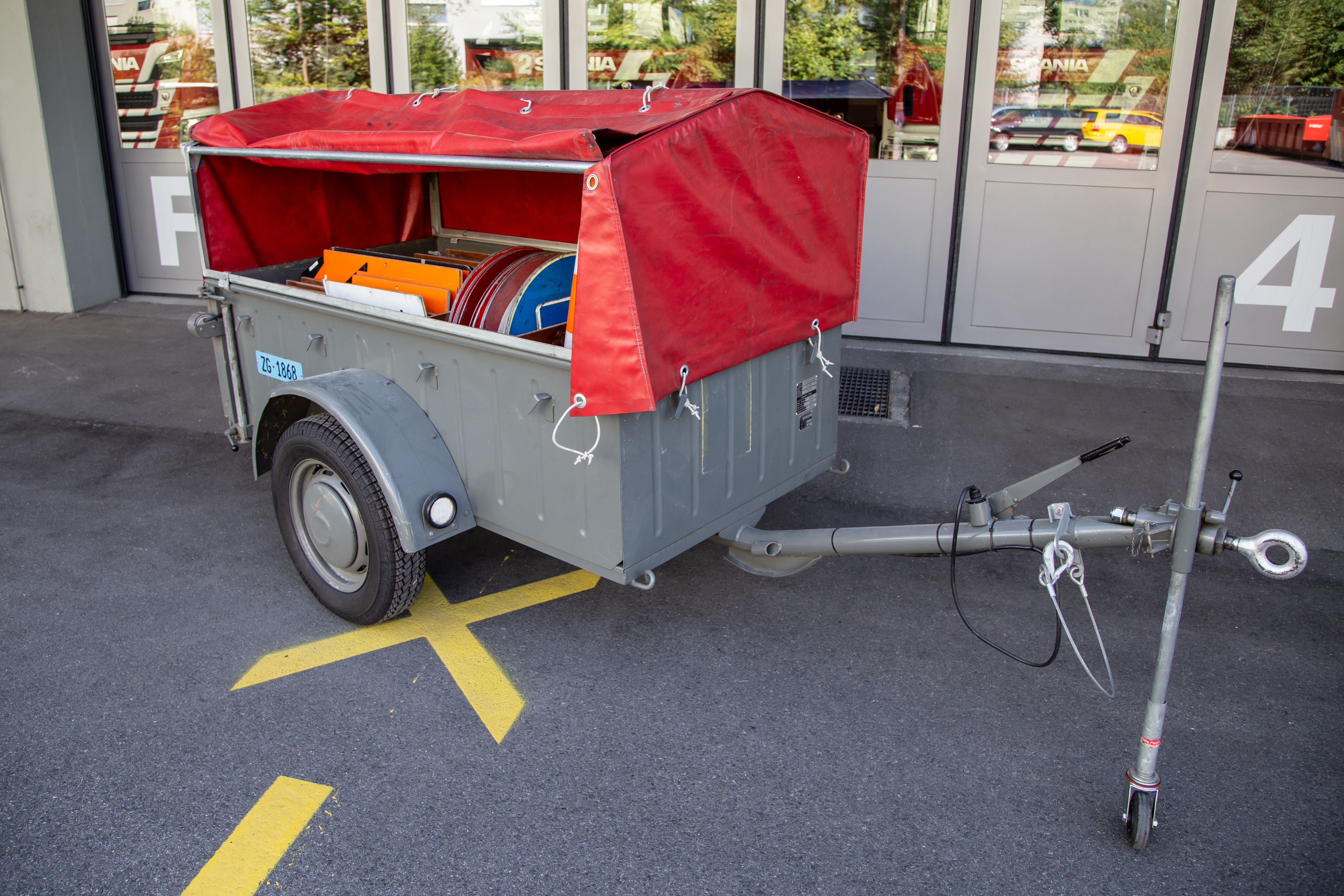 Aufbau: Faltsignale, Diverse Tafeln und Halter, Leitkegel, Scherengitter, Absperrband