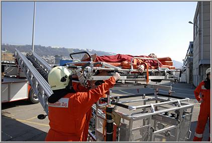 Krankentrage mit Patient. Alle Bahren des Rettungsdienstes des Kantons Zug können mit der Krankentragehalterung aufgenommen werden.