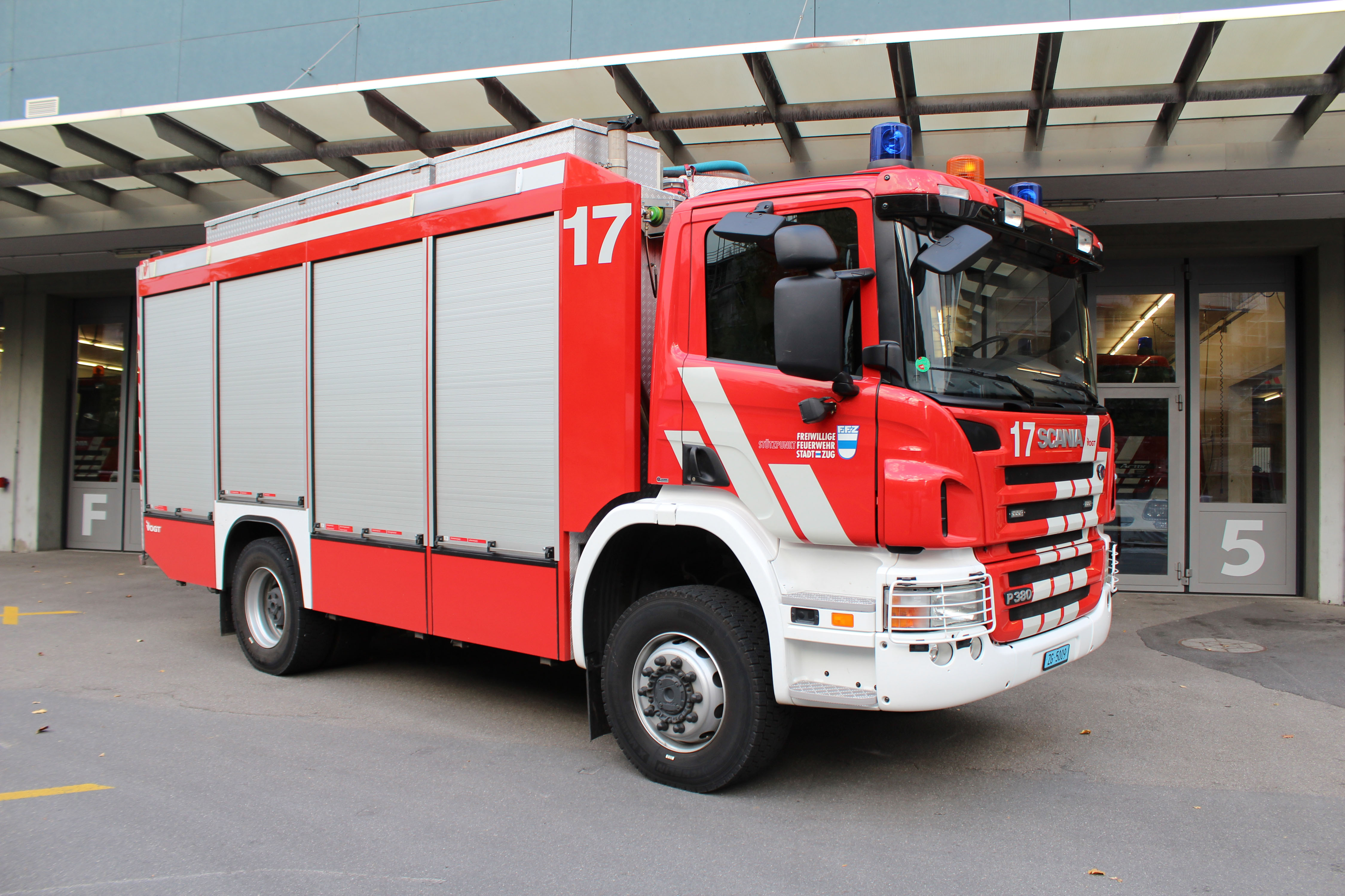 Scania P380CB, 2006, 6 Zylinder Diesel Abgasturbolader, 380 PS, Allrad, Gewicht: 18 t, Länge: 8.1 m, Höhe: 3.55 m, Breite: 2.55 m, 2 Plätze		
Aufbau: Generator 32.5 kVA, Lichtmast 4x1000 W, Vakuumpumpe 400 m3/h, Gefahrengut Tank 2000 Liter, Chemielüfter, Schneckenpumpe 2000 l/min