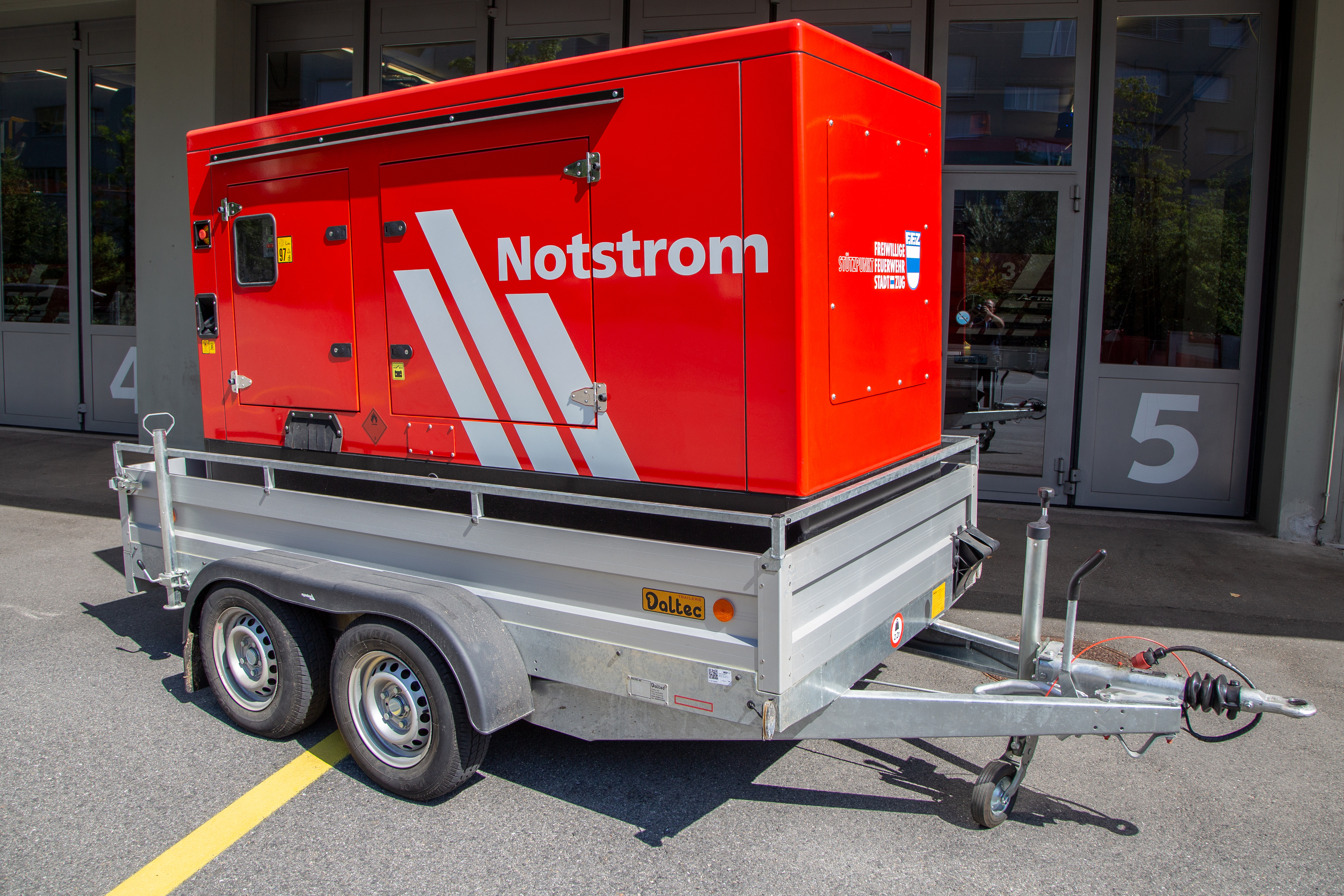 Zimmermann Elektromaschinen, 2020, Leistung: 60 kVA, Generator: Stamford, Motor: Iveco N45 SM1F, Tank: 240 l Diesel, Gesamtgewicht: 2.2 t, Länge: 4.3 m, Höhe: 2.35 m, Breite: 2.05 m
Anschlüsse: 1 CEE 125 Steckdose, 1 CEE 63 Steckdose, 1 CEE 32 Steckdose, 1 CEE 16 Steckdose, 2 T 23 Steckdosen