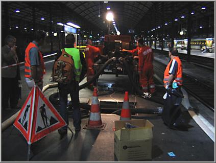 Motorspritze Typ 4 im Bahnhof Luzern im Einsatz.