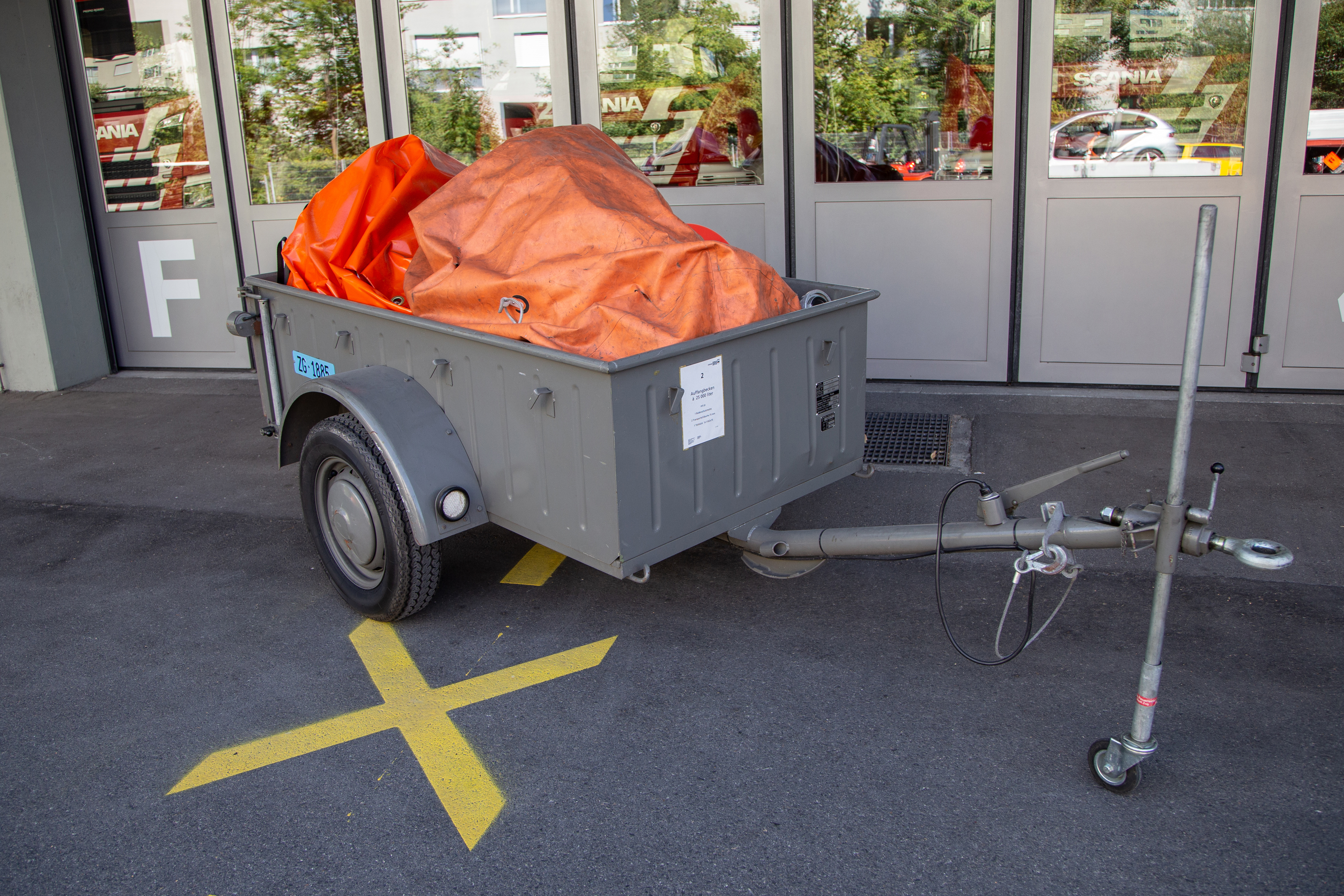 Aufbau: Auffangbecken 25000 l, Bodenschutzmatte, Teilstück 2x75/110, Übergangsstück 75/110, Transportleitung 75