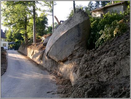 Die starken Unwetter haben ein Wasserreservoir, oberhalb der Klinik Adelheid in Unterägeri, aus seiner Verankerung gelöst.  