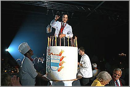 Unsere Nicole verteilt die feinen Speckli.