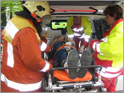 Der Patient kann nach der erfolgten Bergung in den Rettungswagen verladen werden. 