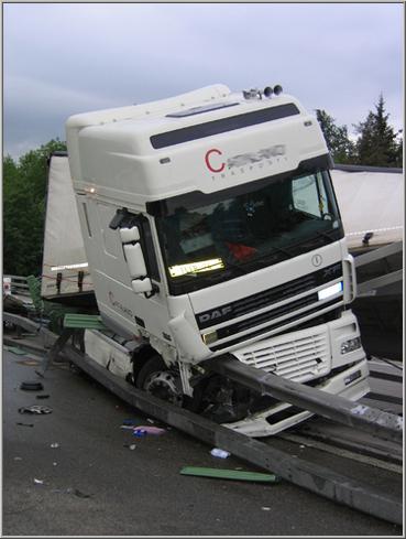 In Leitplanke verkeilt.