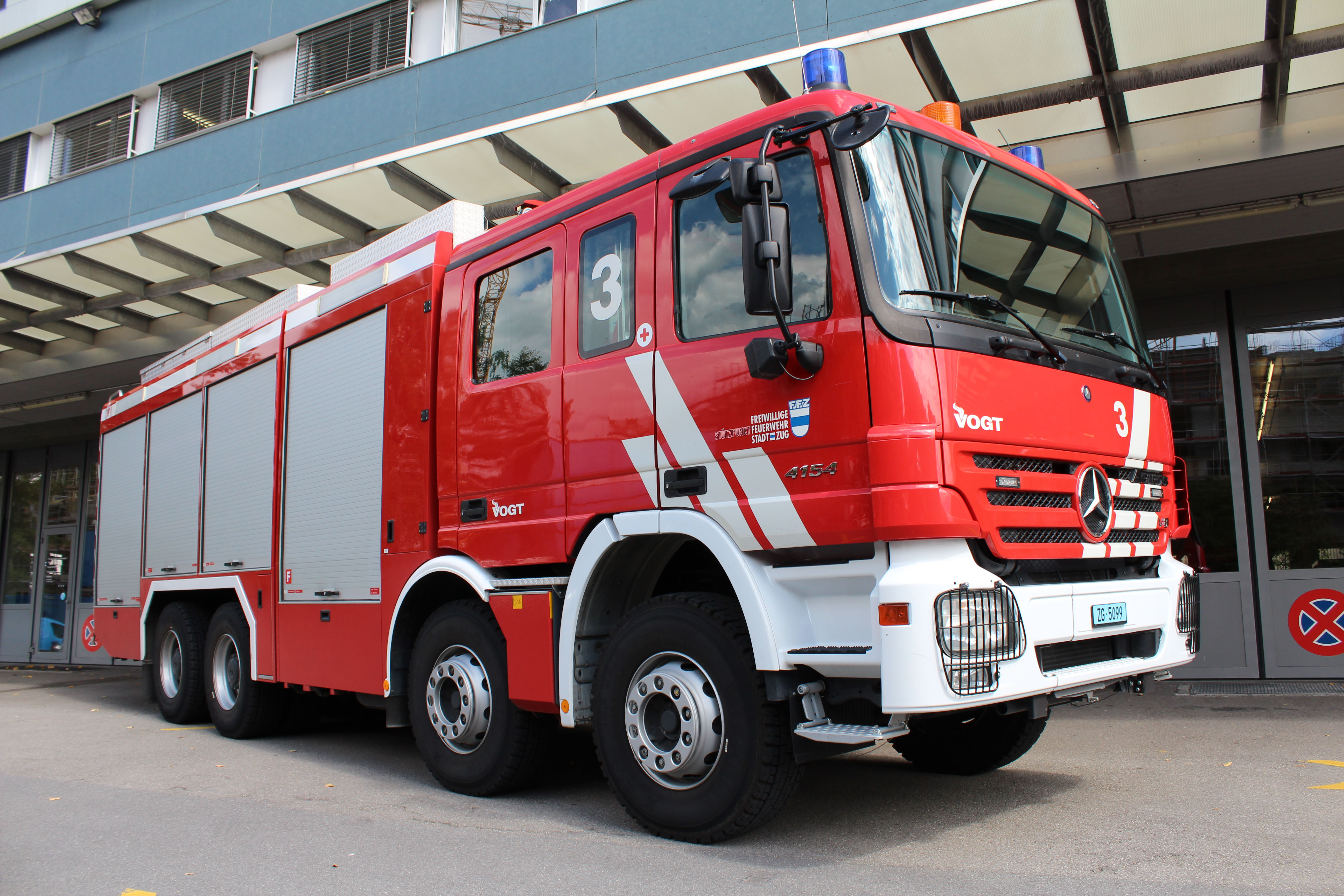 Mercedes Benz Actros 4154/8x4, 2004, V 8 Zylinder Diesel,zwei Abgasturbolader, 540 PS, 2 angetriebene Hinterachsen, Gewicht: 32 t, Länge: 11 m, Höhe: 3.5 m, Breite: 2.55 m, 6 Plätze
Aufbau: 7000 Liter Wasser, 2000 Liter Schaum, 1000 kg Pulver, 120 kg CO2, Feuerlöschpumpe Typ 4 mit Hochdruck, Schaumpumpe, Monitor Wasser/Schaum, Monitor Pulver, Schnellangriffe Wasser Hochdruck, Schnellangriffe Wasser/Schaum 100 m, Schnellangriffe Pulver 60 m, Schnellangriff CO2 100 m, Generator 13.8 kVA, Lichtmast 4x1000 W, Schiebeleiter, Hochleistungslüfter, Akku Lüfter