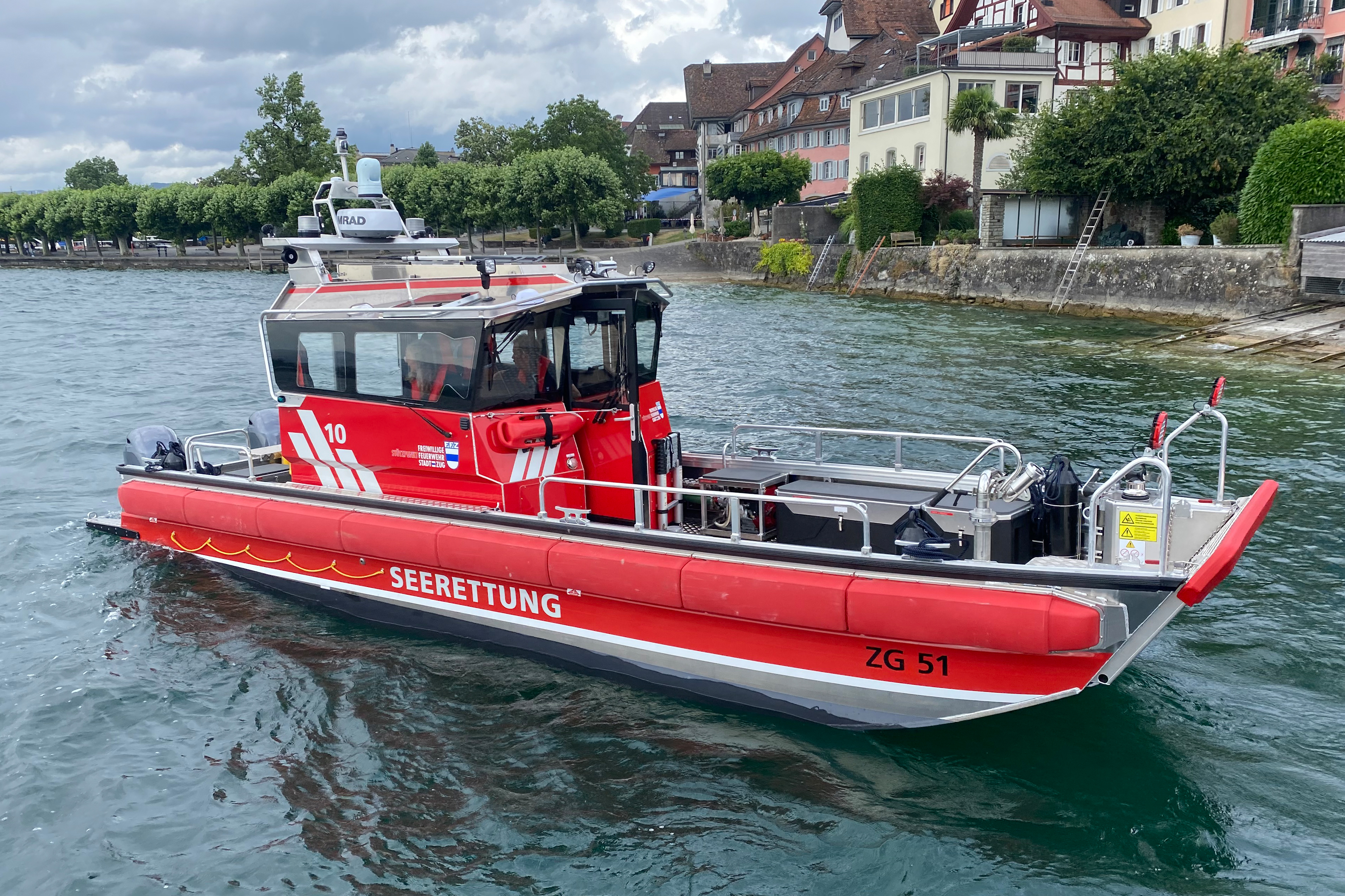 Faster 90 Cat, Marina Rütenen 2023, 2 Aussenbordmotoren Yamaha F200XCA, Zuladung: 10 Personen, Gewicht: 4 t, Länge: 9 m, Breite: 2.7 m		
Aufbau: GPS, Radar, Echolot, Funk, Polycom, Wärmebildkamera, Suchscheinwerfer, Diverses Seerettungsmaterial, Lösch- und Lenzpumpe