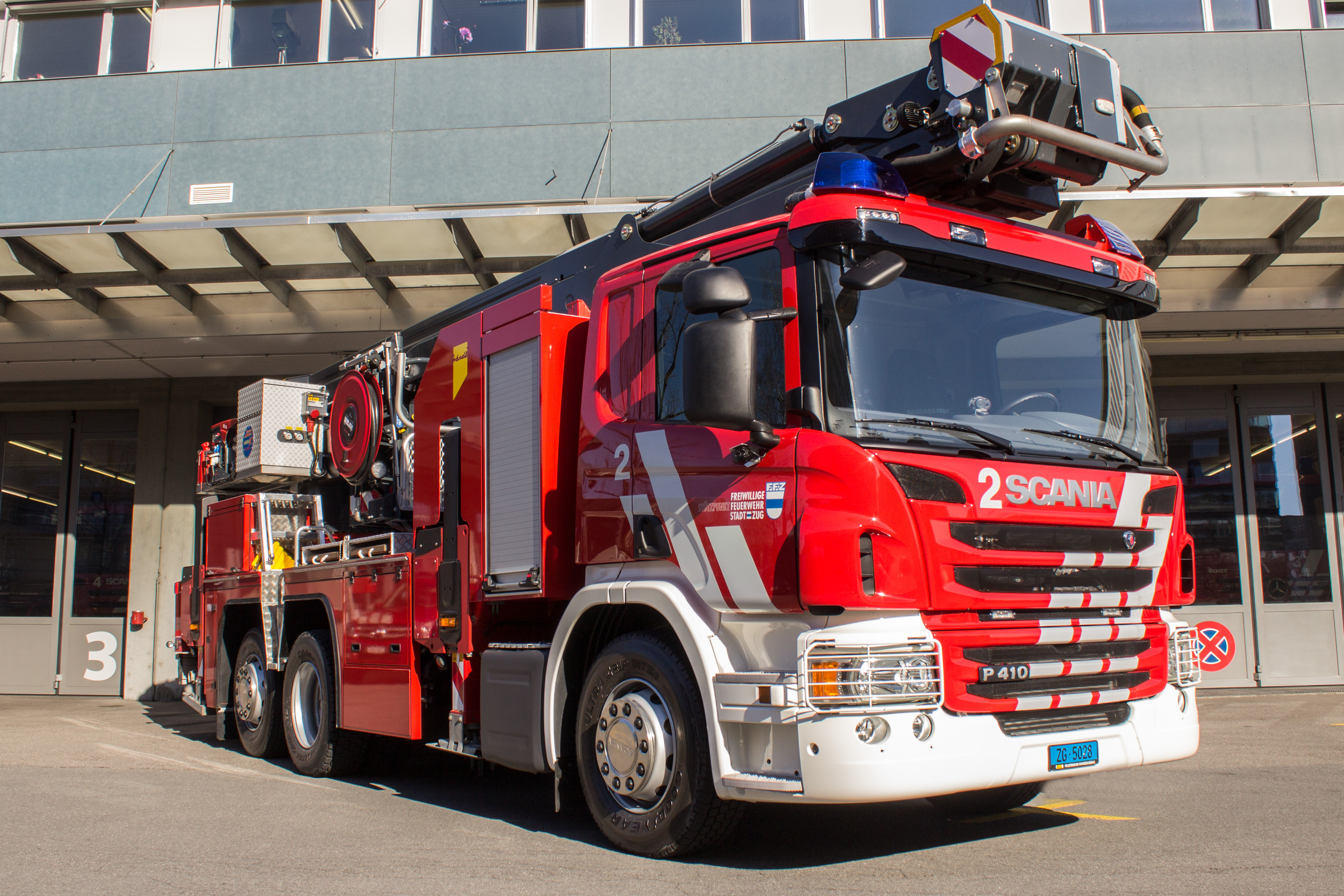 HRF Kolin 2, Scania P410 6x2*4, 2015, V6 Zylinder Diesel, 410 PS, Hinterachs Antrieb, Gewicht: 20 t, Länge: 9.1 m, Höhe: 3.55 m, Breite: 2.55 m, 3 Plätze
Aufbau: Hubrettungsbühne Bronto Skylift, Arbeitshöhe 32 m, Korblast 500 kg