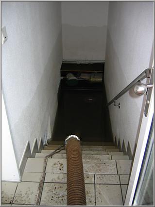 Die Spuren des Wasserstandes sind deutlich erkennbar.
