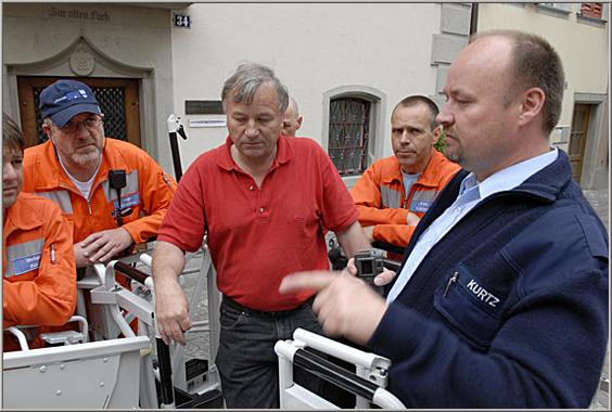 Unter kritischem Blick von Jörg Kurtz wird der Korb der Magirus-Drehleiter vorgestellt.