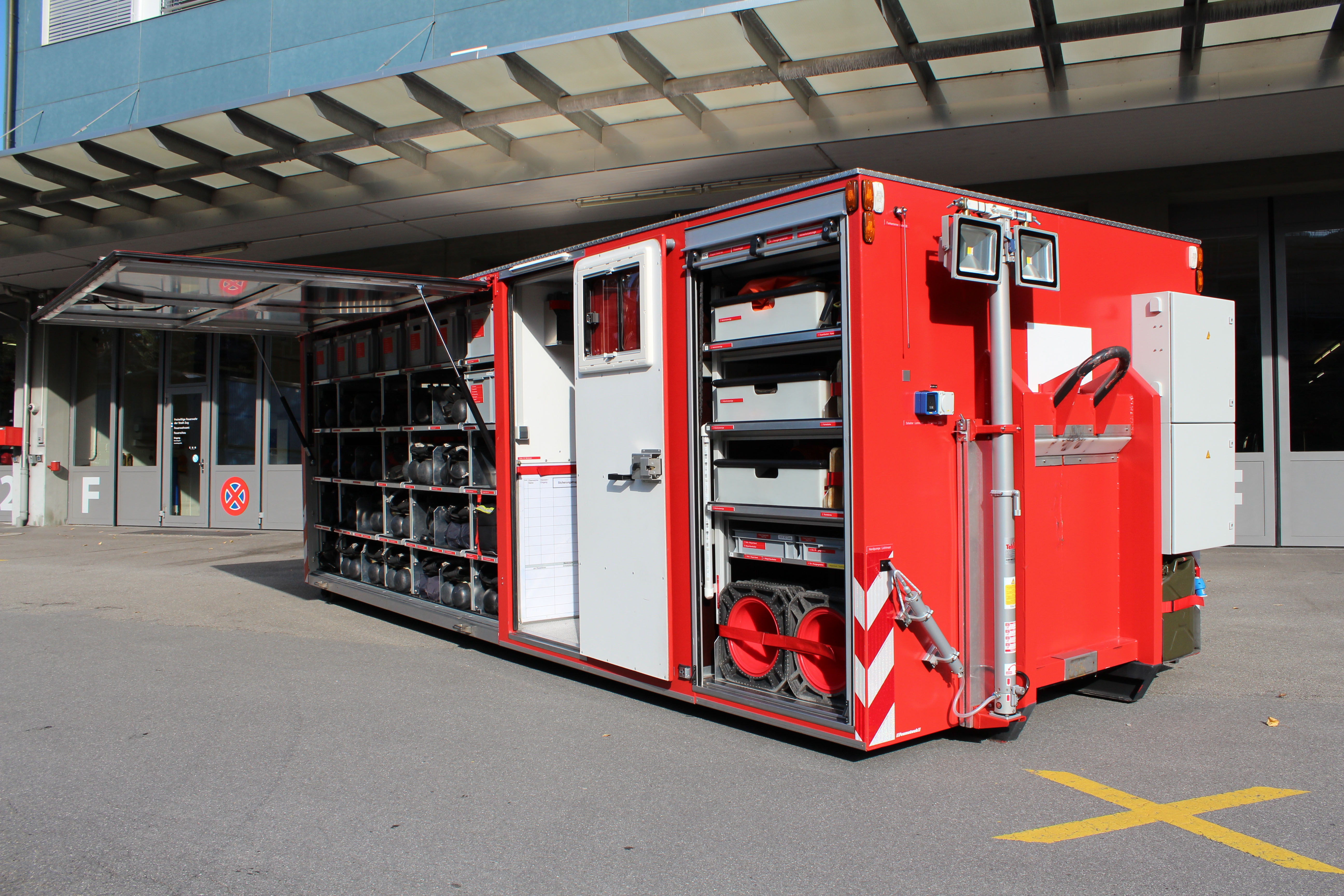 Feumotech, 2013
Vorne: Generator, Scheinwerfer, Kabelrollen, Heizofen, CSA schwer, Absperrmaterial
Innenraum: AS Geräte 1 Flaschen, AS Geräte 2 Flaschen, Reserve Flaschen, Getränke, Funk Polycom/Analog, CSA leicht, Nomex Unterwäsche, Filtermasken, Ersatzwäsche, Dekodusche, Absperrmaterial