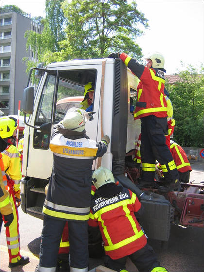 Instruktor der Berufsfeuerwehr Hamburg gibt Anleitungen für die Bergung. 