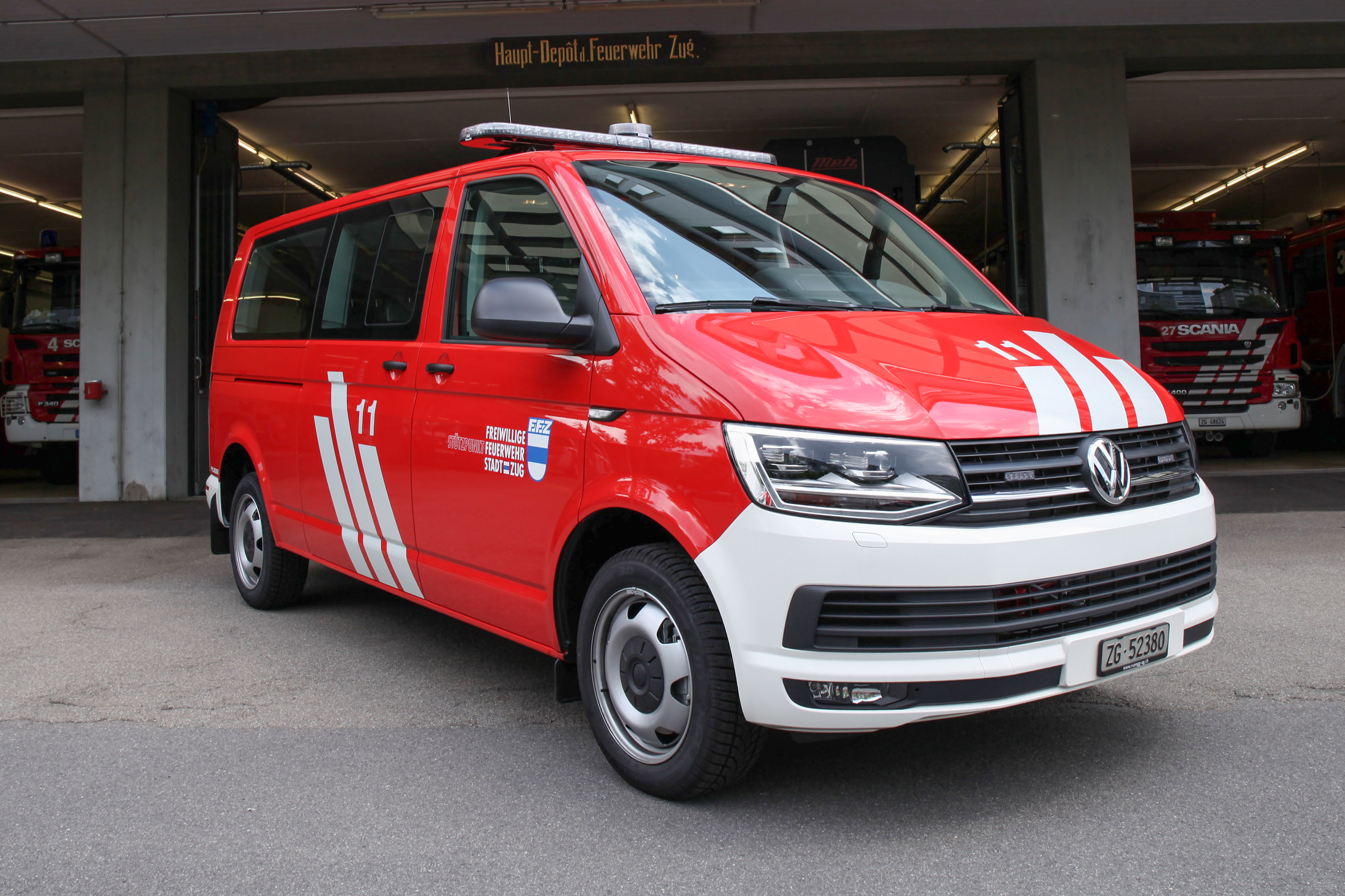 MTVW T6, 2016, 4 Zylinder Diesel, 204 PS, Allrad, Gewicht: 3.5 t, Länge: 5.3 m, Höhe: 2.2 m, Breite: 1.9 m, 9 Plätze
Aufbau: Stablampen, Faltsignal, Blitzleuchten, Handlampe, Handfunkgerät, Absperrband
