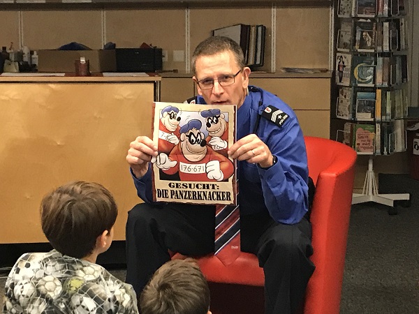 Der Polizist zeigt ein Poster der Panzerknacker