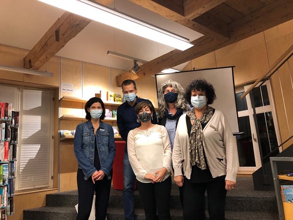Bibliotheks-Team und Herr Kressig mit Maske
