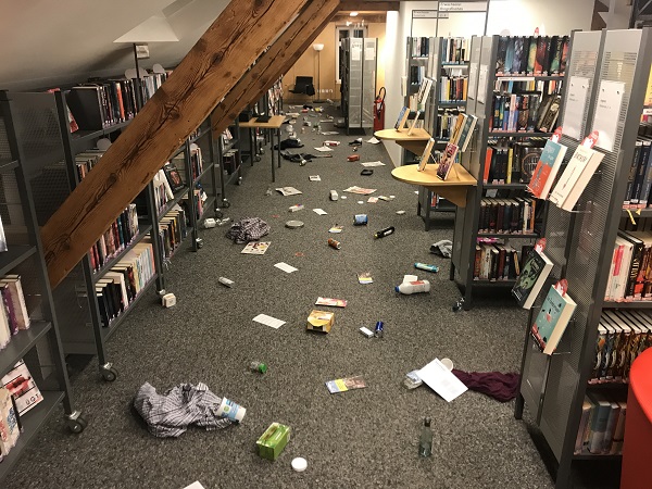 Abfall in der Bibliothek
