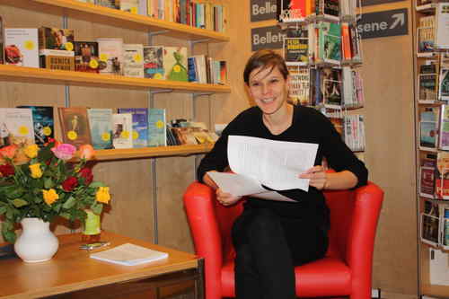 Daniela Dill im roten Sessel