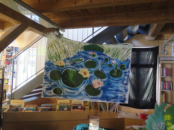 Froschplakat in der Bibliothek