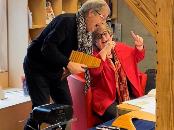 Autorin und Musiker am Singen