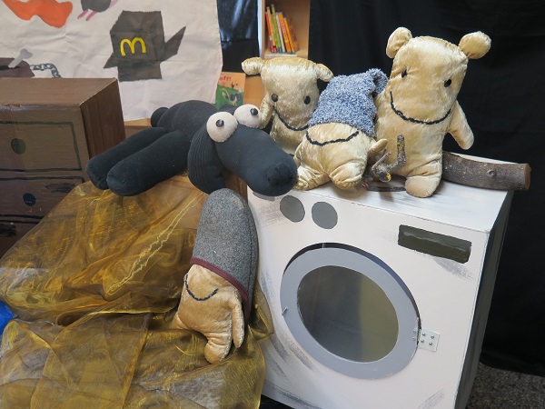 4 Hamster und ein Hund im Hinterhof 