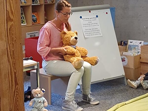 Frau Fankhauser mit Teddybären