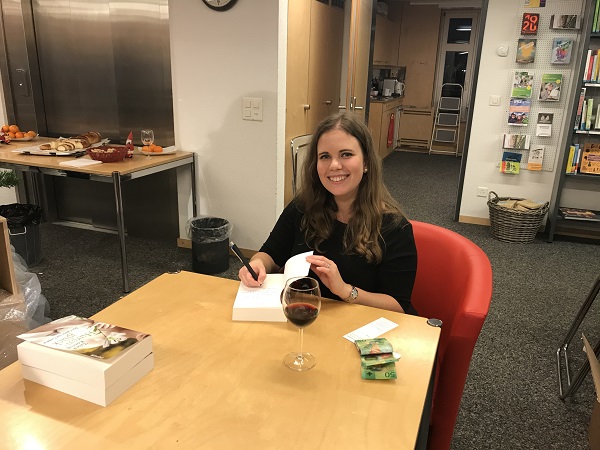 Die Autorin signiert ihr Buch