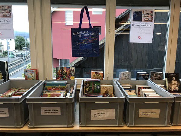 Bücherkisten mit Medien gefüllt zum Verkaufen
