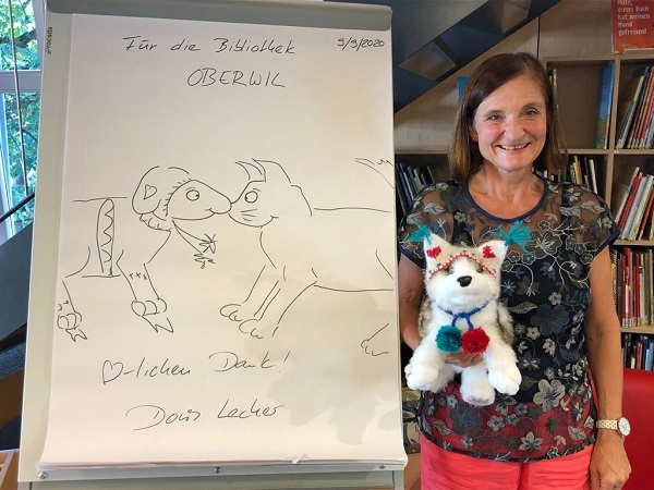 Doris Lecher mit einer Zeichnung zum Buch Wolfi in Wolle