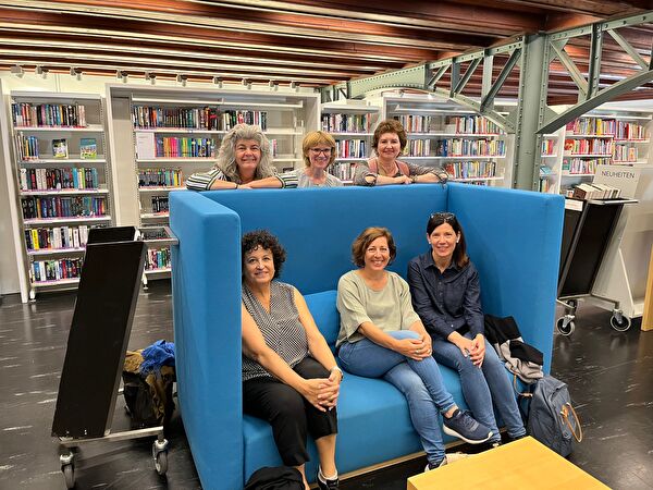 Team in einem blauen Sessel
