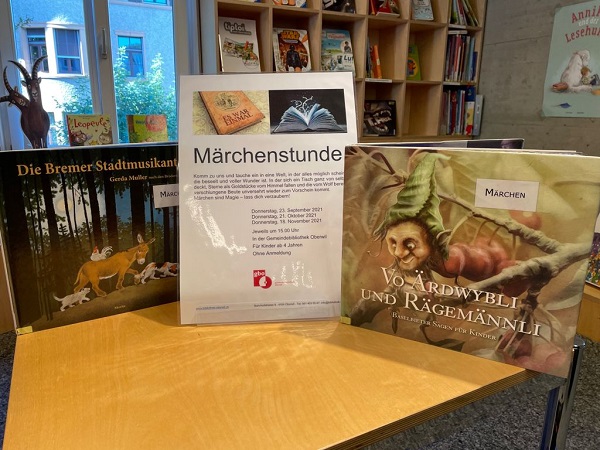 Zwei Märchenbücher auf einem Tisch