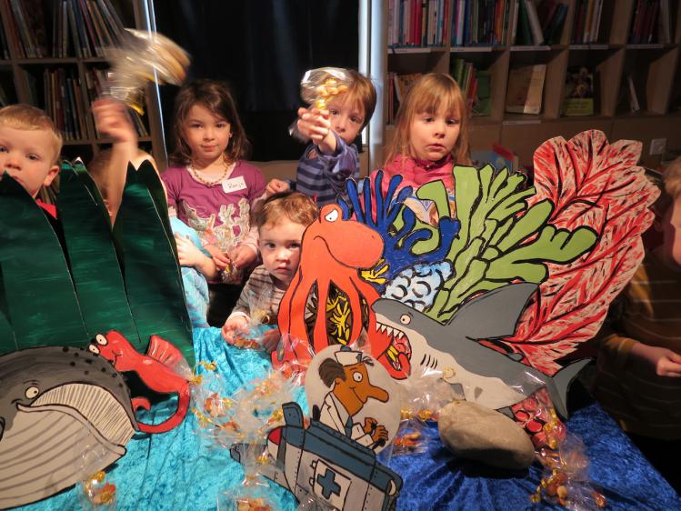 Kids in der Kulisse