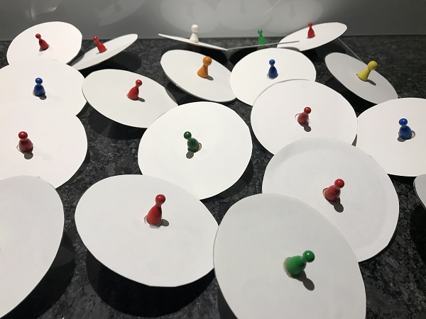 Gebastelte Kreisel für die Kinder
