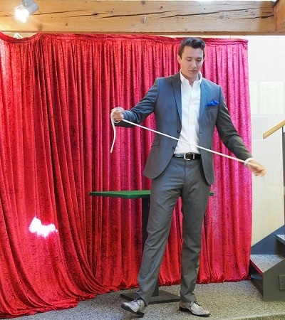 Abrakadabra Michel Janz beim Zaubern
