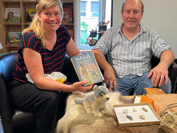 Autorin mit ihrem Buch